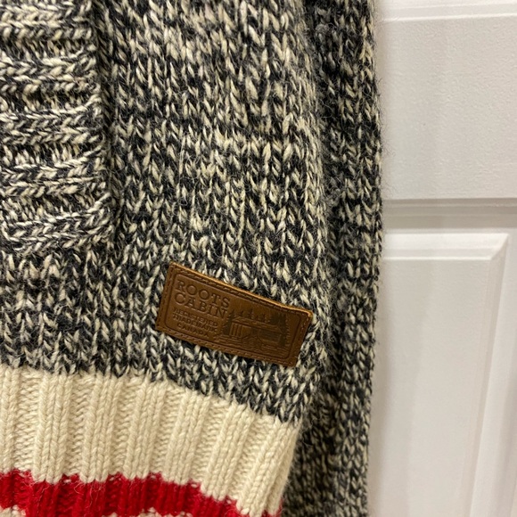 Roots cabin sweater size medium - Picture 3 of 3